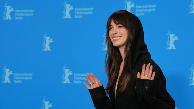 Hace 17 años, Anne Hathaway ya llevó las botas que hoy en día nadie se quita noticias imagen