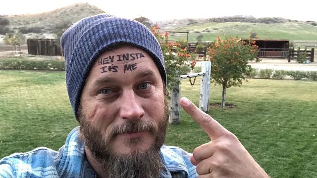 Travis Fimmel solo quiere huir de Hollywood: vive con lo mínimo en una caravana y rodeado de animales noticias imagen