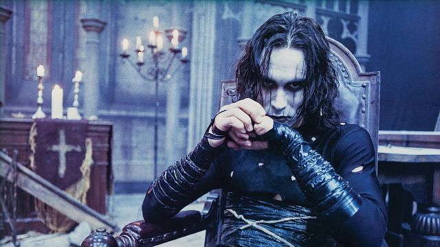 El agujero de guion de 'El cuervo' que nos ha desconcertado durante 30 años en realidad no lo es: se explica en una escena que fue eliminada noticias imagen