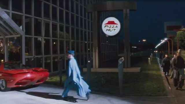 Todos relacionamos 'Demolition Man' con Pizza Hut. Sin embargo, fue un cambio rápido: en la versión original es otra cadena de comida rápida noticias imagen