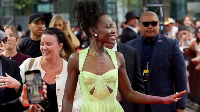Lupita Nyong'o ha llevado el look que más nos ha fascinado hasta el momento del Festival de San Sebastián y no, hablamos del diseño rojo de encaje de Dolce & Gabbana noticias imagen