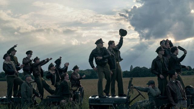 Spielberg hizo una de las mejores miniseries de la historia y ahora estrena tercera parte: 'Masters of the Air' es la serie que deberías ver en 2024 noticias imagen