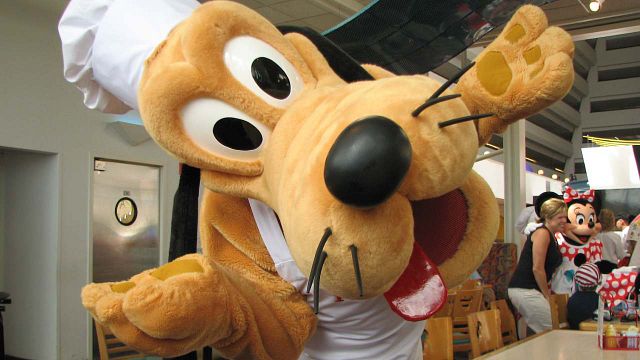 Se llamaba Javier Cruz, era Pluto y murió atropellado en el desfile 'Comparte un sueño hecho realidad' de Disney World noticias imagen