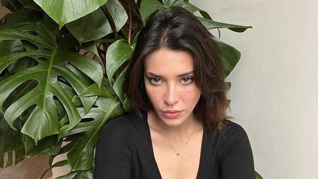 Quién es Devrim Özcan, la nueva pareja de Kerem Bürsin en 'Mavi Magara': puede que no te suene, pero en Turquía es una estrella noticias imagen