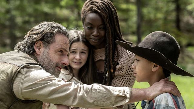 Es una de las escenas más emotivas de 'The Walking Dead'. Sería más emotiva si el cámara no se hubiera colado dentro del plano noticias imagen