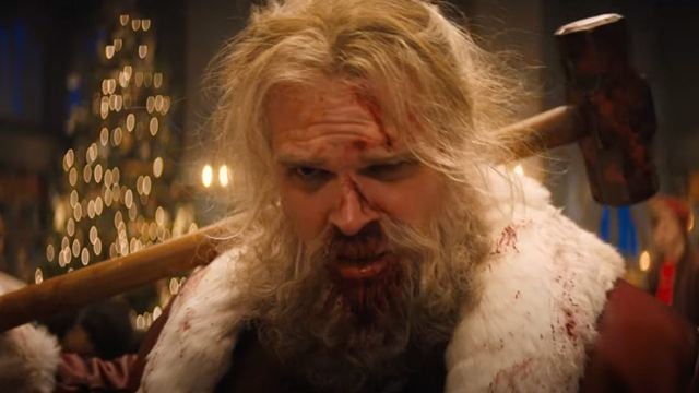 "Sigue repartiendo regalos, pero también reparte hostias": El Santa Claus de David Harbour en 'Noche de paz' bebe, fuma y pelea a lo 'John Wick'