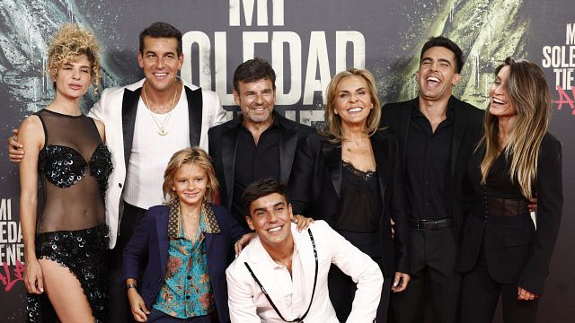 Mario y Óscar Casas estrenan 'Mi soledad tiene alas' y descubrimos quién es quién en su gran familia: cinco hermanos y unos padres superjóvenes