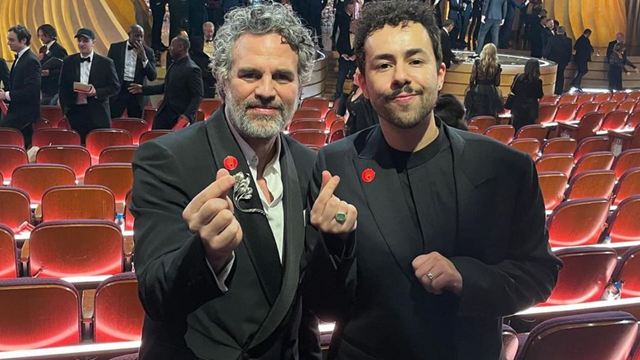 Oscar 2024: El potente significado detrás del pin que han llevado estrellas como Mark Ruffalo o Billie Eilish