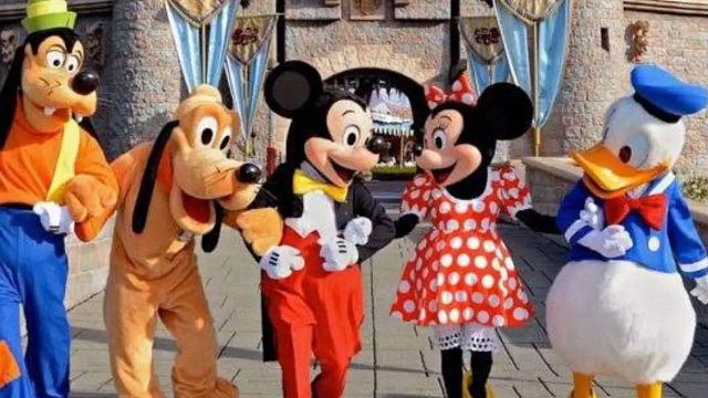 Regla de los dos dedos: los empleados de Disney tienen prohibido utilizar este gesto específico al interactuar con los visitantes noticias imagen
