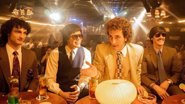 Cenas de miles de dólares con Gadafi y modelos exclusivos de Ferrari: la excéntrica vida del mánager de Maradona, en Disney+