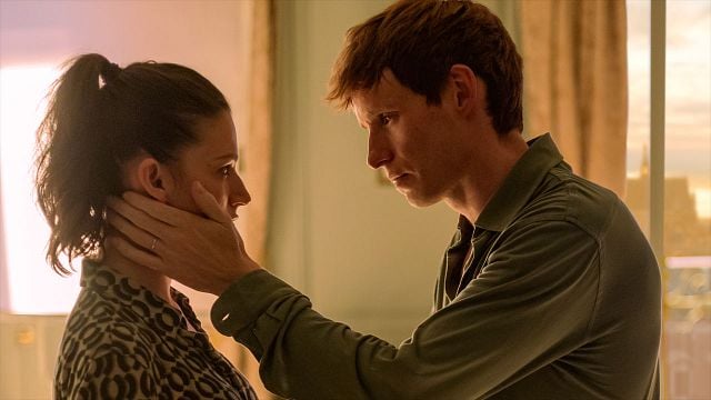 “Los dos son tremendos hijos de putas”: Úrsula Corberó y Eddie Redmayne protagonizan 'Chacal', la nueva serie a la que engancharte noticias imagen