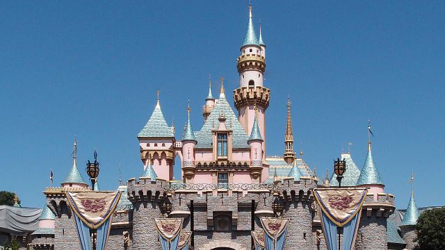 Una mujer quiso irse de vacaciones con su hija a Disneyland, pero no podía hacerlo a menos que Warner le diese permiso noticias imagen