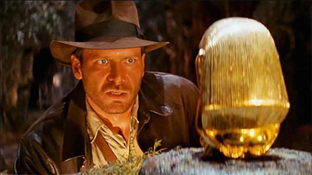 El ídolo de oro de 'Indiana Jones' aparece en 'Star Wars', justo al lado del actor que se rumoreaba para el reemplazo de Harrison Ford