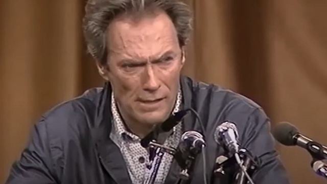 "No puedo evitar preguntarle si nos está tomando el pelo": Clint Eastwood aguantó una rueda de prensa humillante, pero después les cerró la boca