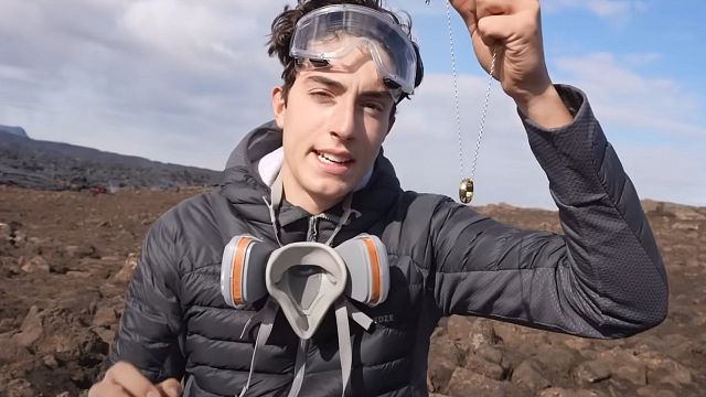 El 'influencer' que caminó 20km para tirar el Anillo Único en un volcán en erupción y recrear 'El señor de los anillos' noticias imagen
