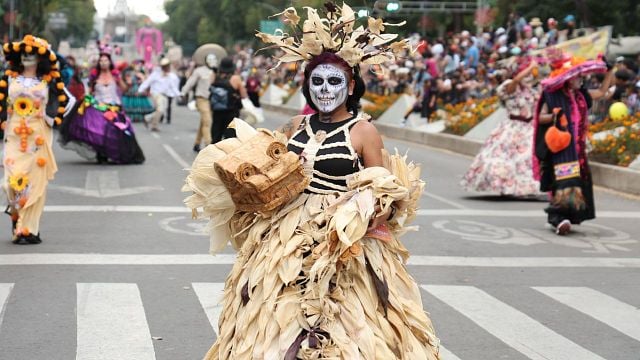 El desfile del Día de los Muertos en CDMX apenas tiene 10 años de antigüedad: existe por culpa de una película de acción de Hollywood noticias imagen