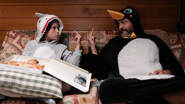 El tierno viaje de una niña que no quiere hablar y un hombre que no quiere escuchar: 'Leo & Lou' noticias imagen