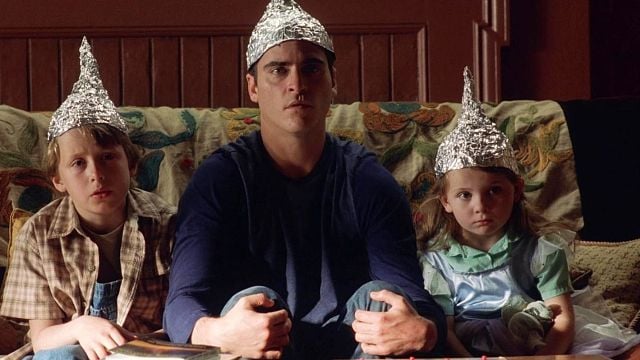 Llevamos 24 años aterrados por 'Señales', pero este agujero de guion lo cambia todo: los aliens son realmente inútiles noticias imagen