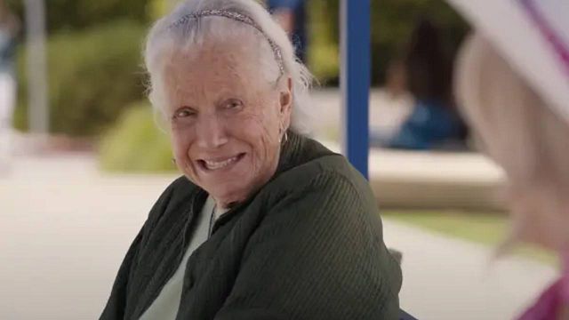 La señora de la parada de autobús en 'Barbie' no es quien crees que es, pero también es importante noticias imagen