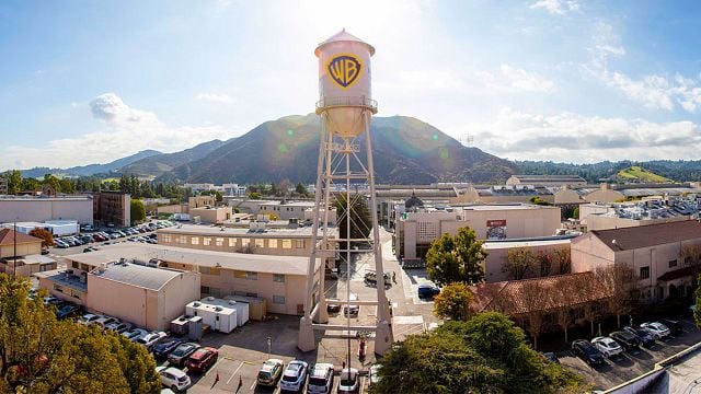 Miles de estrellas avisan de que Hollywood está en peligro: "las fusiones significan menos películas y menos series de televisión" noticias imagen