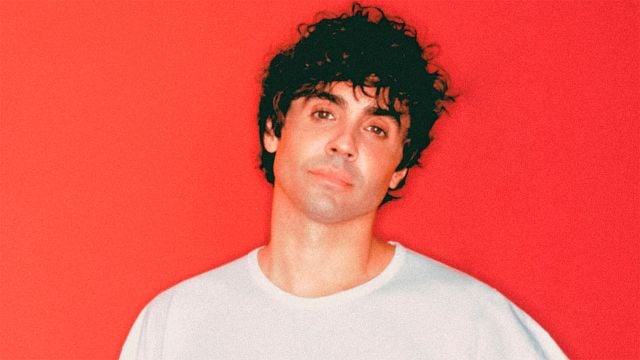 Javier Ambrossi: “Yo recuerdo, después de que mi hermana ganara La Concha de Plata, irme de vuelta con mi padre a un albergue a dormir” noticias imagen