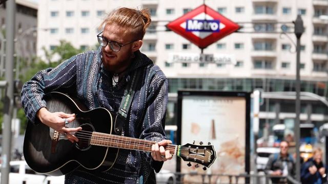 El ganador de 'La Voz' que puedes encontrar tocando en el metro de Madrid