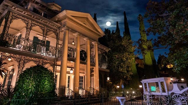 Muere una mujer en Disneyland: Quedó inconsciente tras recorrer la atracción de terror 'Mansión Encantada' noticias imagen