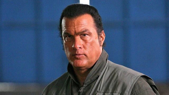 "Recibimos 450.000 llamadas de todo el mundo": Steven Seagal (74) está convencido de que él merecía el papel de Tom Cruise en este éxito de acción noticias imagen