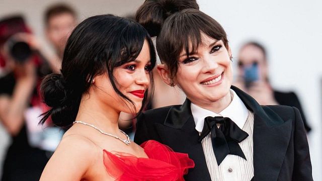 "No tienes que hacerlo si no quieres": el viral gesto de Jenna Ortega con Winona Ryder ante los fotógrafos y por qué es tan importante noticias imagen