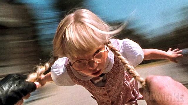 Siempre había pensado que este truco de 'Matilda' era mentira, pero Danny DeVito realmente lanzó por los aires a la niña actriz noticias imagen