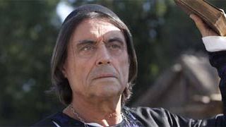 Ian McShane: "No habría hecho 'Los Pilares de la Tierra' si me hubiera leído antes el libro de Ken Follett"