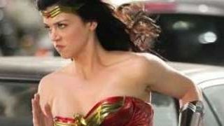 Adrianne Palicki posa con el traje original de 'Wonder Woman'... ¡A buenas horas! noticias imagen