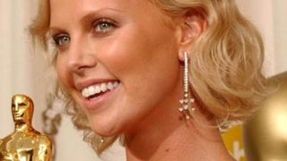 Charlize Theron ('Young Adult') se pelea por vestir de Victoria Beckham en los Oscar