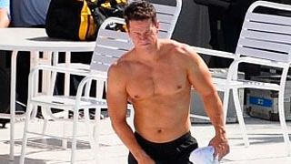 'Pain and Gain': Mark Wahlberg muestra sus músculos en la piscina