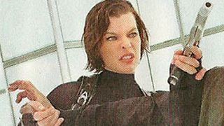 'Resident Evil 5': nueva imagen de Milla Jovovich luchando con un zombi