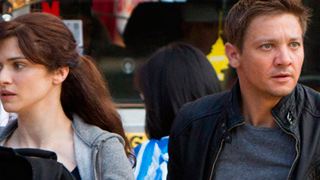 'El legado de Bourne': Jeremy Renner rescata a Rachel Weisz en el nuevo clip