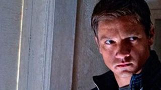 'El legado de Bourne': trepidante huída en moto de Rachel Weisz y Jeremy Renner en el segundo clip noticias imagen