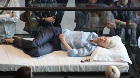 ¡Tilda Swinton duerme en una vitrina de cristal en el MOMA de Nueva York! 