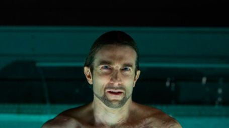 'Oldboy': Sharlto Copley muestra su inmensa cicatriz en las nuevas imágenes