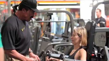 Arnold Schwarzenegger se cuela en un gimnasio camuflado con un bigote