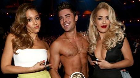 Zac Efron revoluciona los MTV Movie Awards al quitarse la camisa noticias imagen