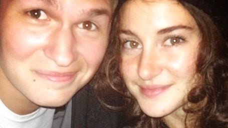 'Bajo la misma estrella': Shailene Woodley acude a uno de los pases... ¡con una peluca! noticias imagen