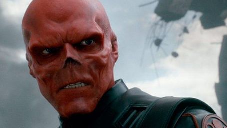 Un hombre se opera la nariz y se tatúa la cara para parecerse al Cráneo Rojo de 'Capitán América' noticias imagen