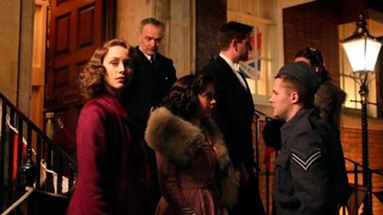 'A Royal Night Out': Sarah Gadon y Bel Powley interpretan a las princesas en el primer tráiler noticias imagen