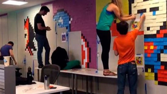 Los trabajadores de una oficina en San Francisco crean un mural de superhéroes sólo con Post-Its