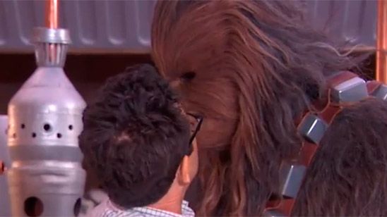 'Star Wars': J.J. Abrams y Chewbacca comparten un regaliz en el show de Jimmy Kimmel noticias imagen