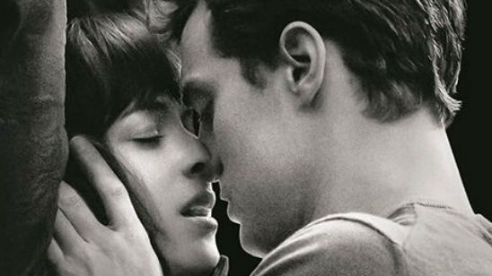 ‘Cincuenta sombras más oscuras’: Jamie Dornan se viste con esmoquin y máscara para el adelanto de la película noticias imagen