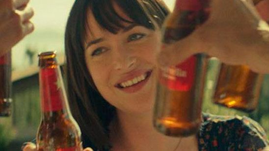 Mira el tráiler del corto de Estrella Damm con Dakota Johnson dirigido por Amenábar noticias imagen