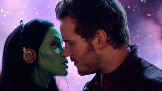 Mira a Chris Pratt contándole los secretos de 'Guardianes de la galaxia 2' a Zoe Saldana