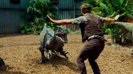 'Jurassic World': Varios cuidadores zoológicos copian la 'pose velociraptor' de Chris Pratt en la película noticias imagen